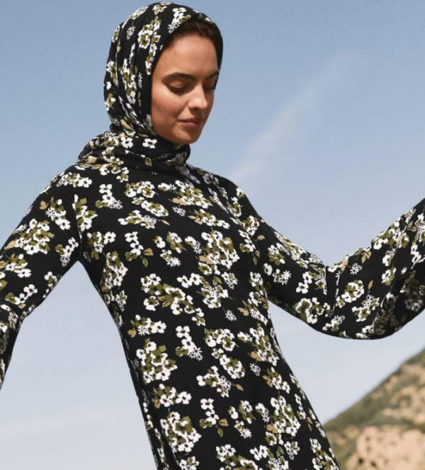 Hijab sporty dengan pola bunga-bunga